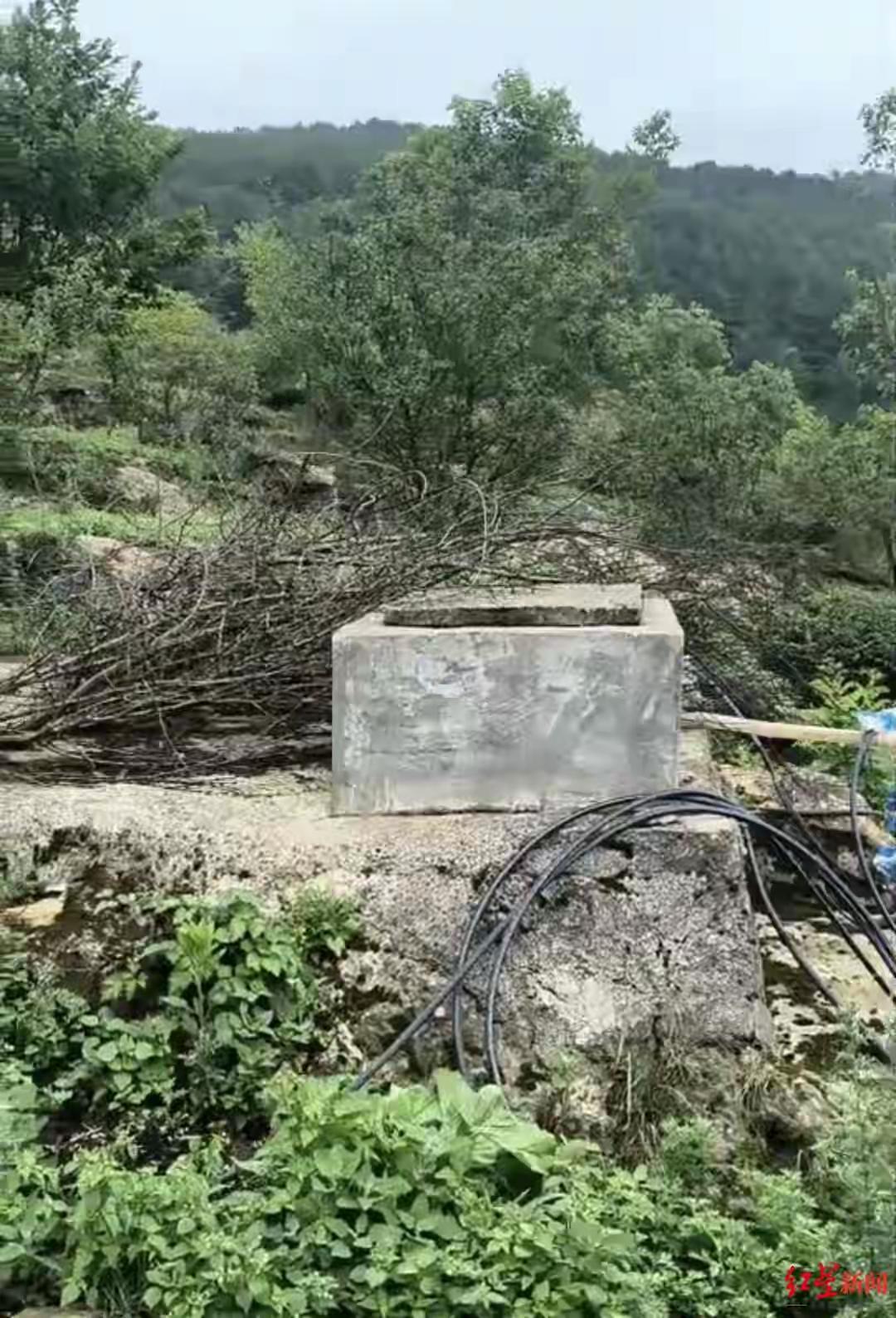 妻子明显是自己找死，用了一哭二闹三上吊这种办法，而且不仅自己死还带着孩子一起，实