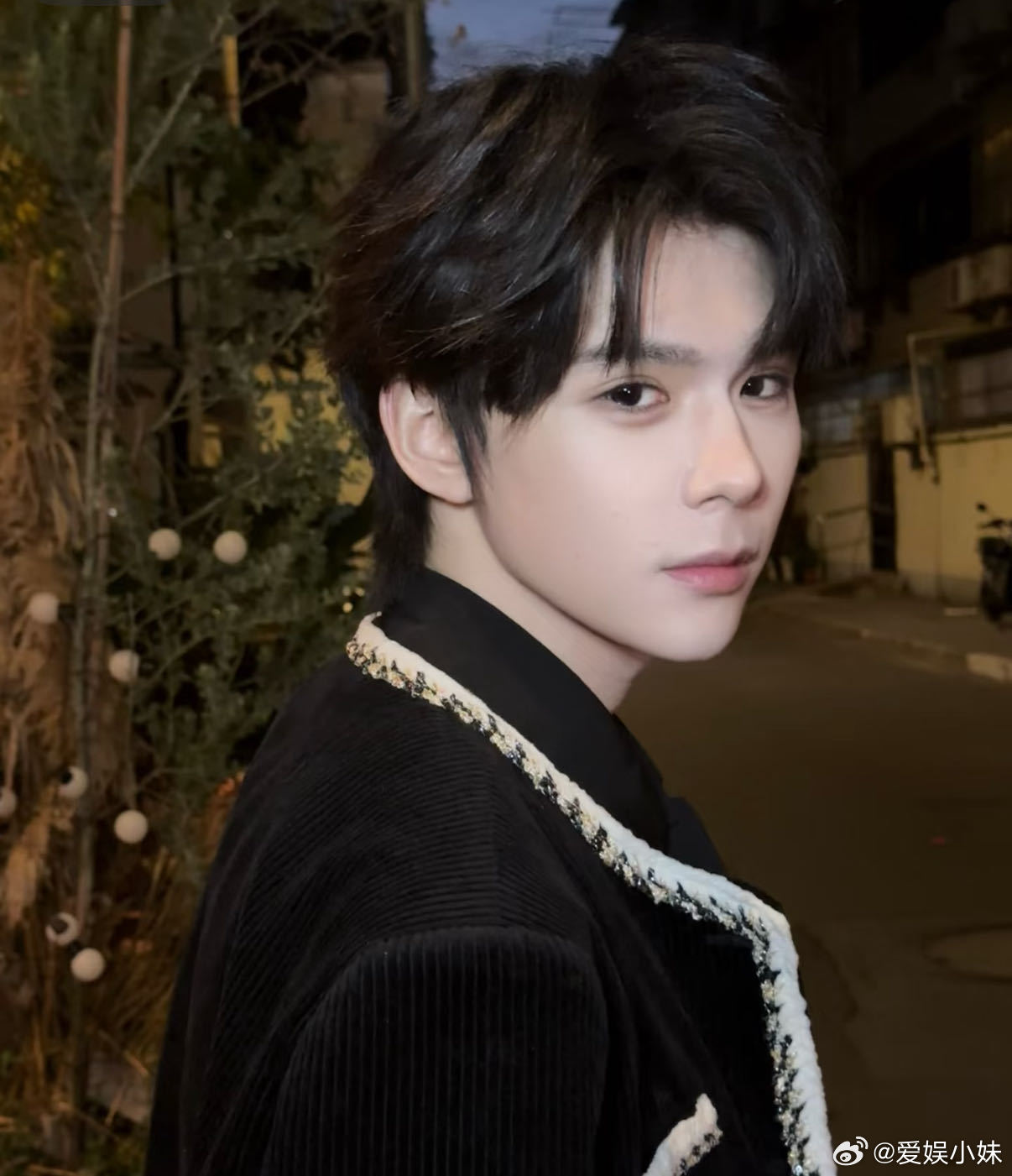 何秋亊陪粉丝到天亮 在充满质疑的网络世界里，真诚，永远是必杀技。粉丝安慰何秋亊