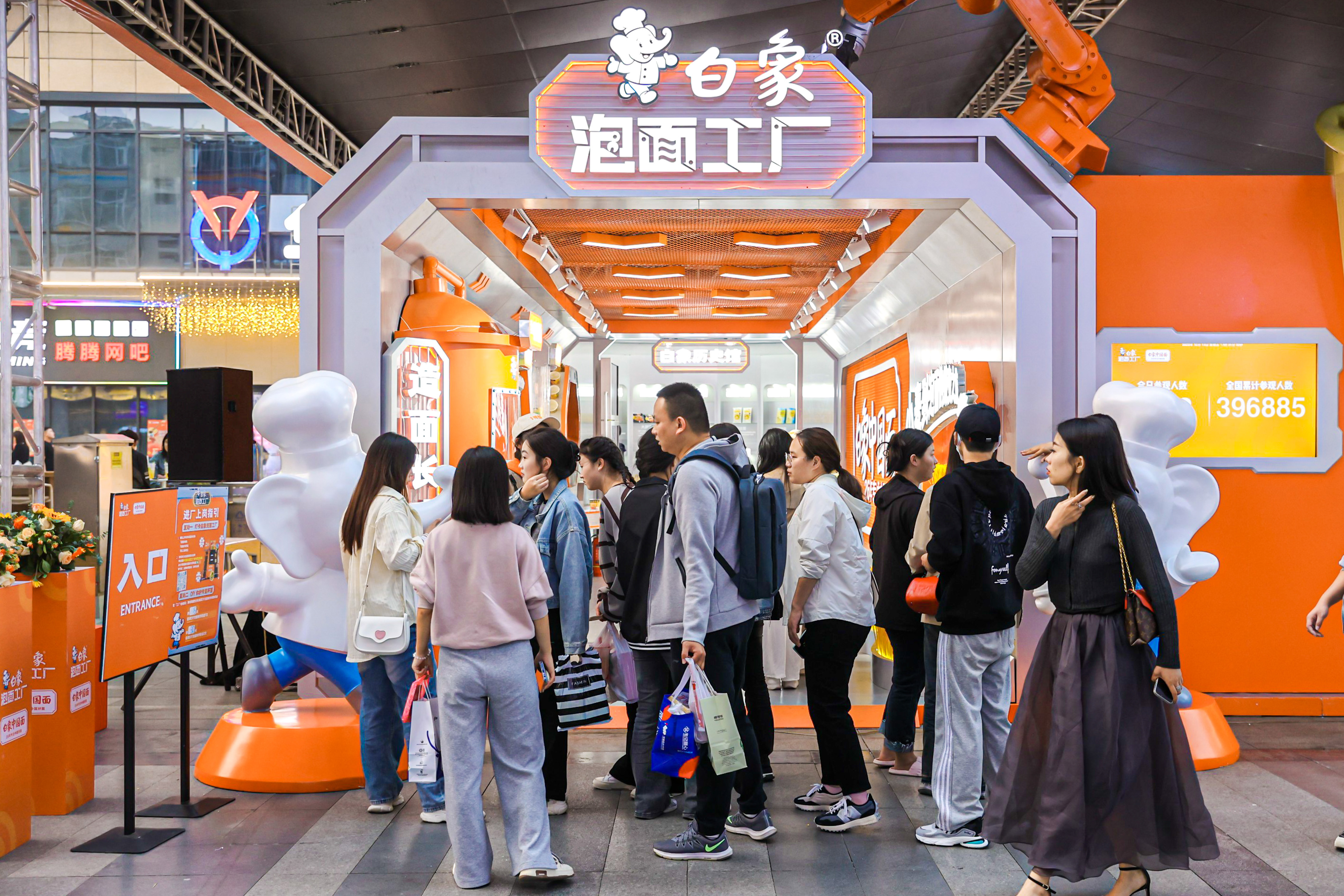 听说这次在#白象泡面工厂排队上岗#的人数可是破记录了！场内还惊现王者荣耀的瑶和曜