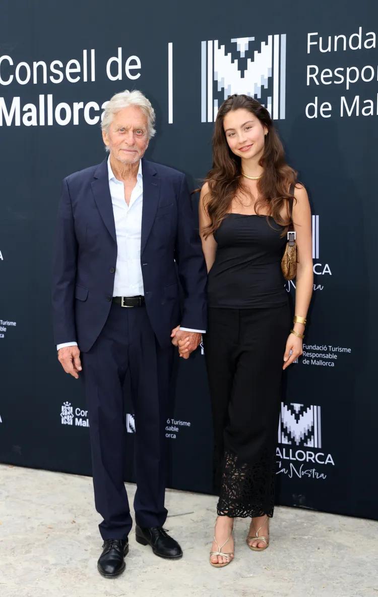 81岁的迈克尔·道格拉斯（Michael Douglas）带着他跟凯瑟琳·泽塔-