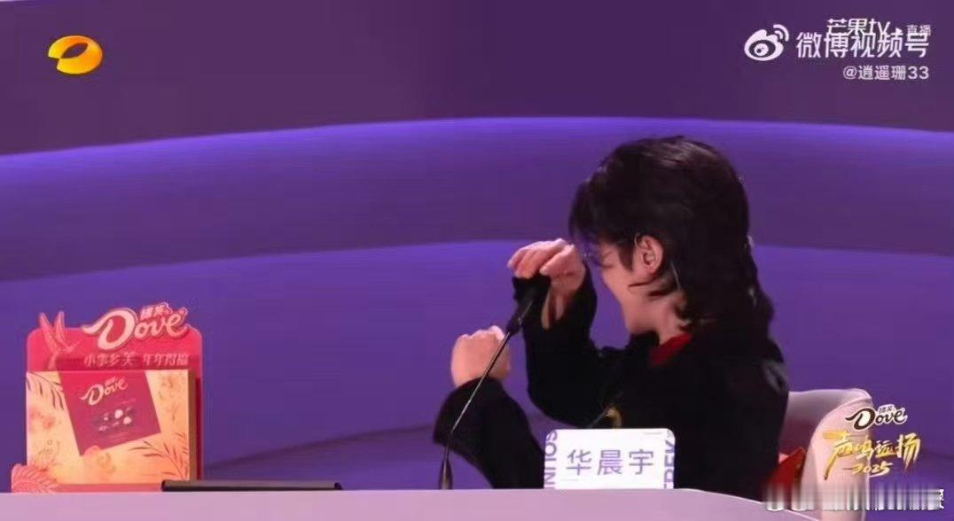 何炅何炅 秀梅老师少上点网吧声鸣远扬谁还没笑喷！殷秀梅老师嘴瓢太可爱！点评危晋宇