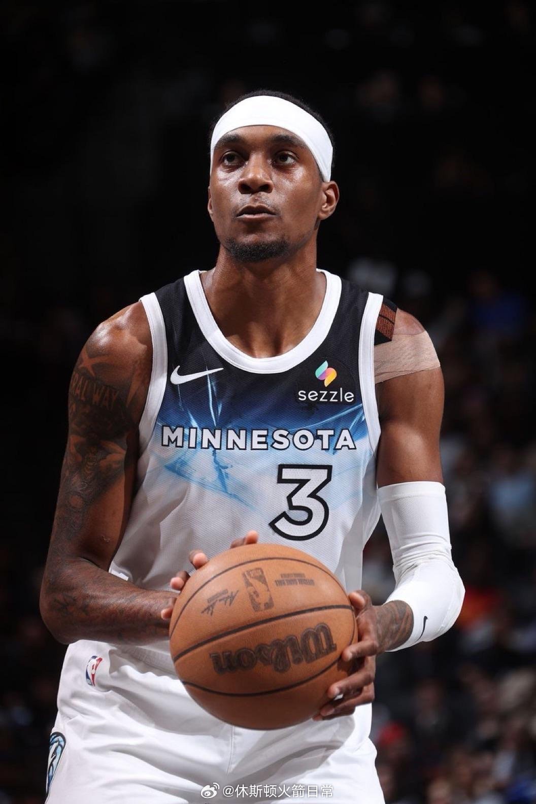 森林狼队表示，杰登·麦克丹尼尔斯在核磁共振检查中被诊断出左膝髌腱炎和骨挫伤，将按