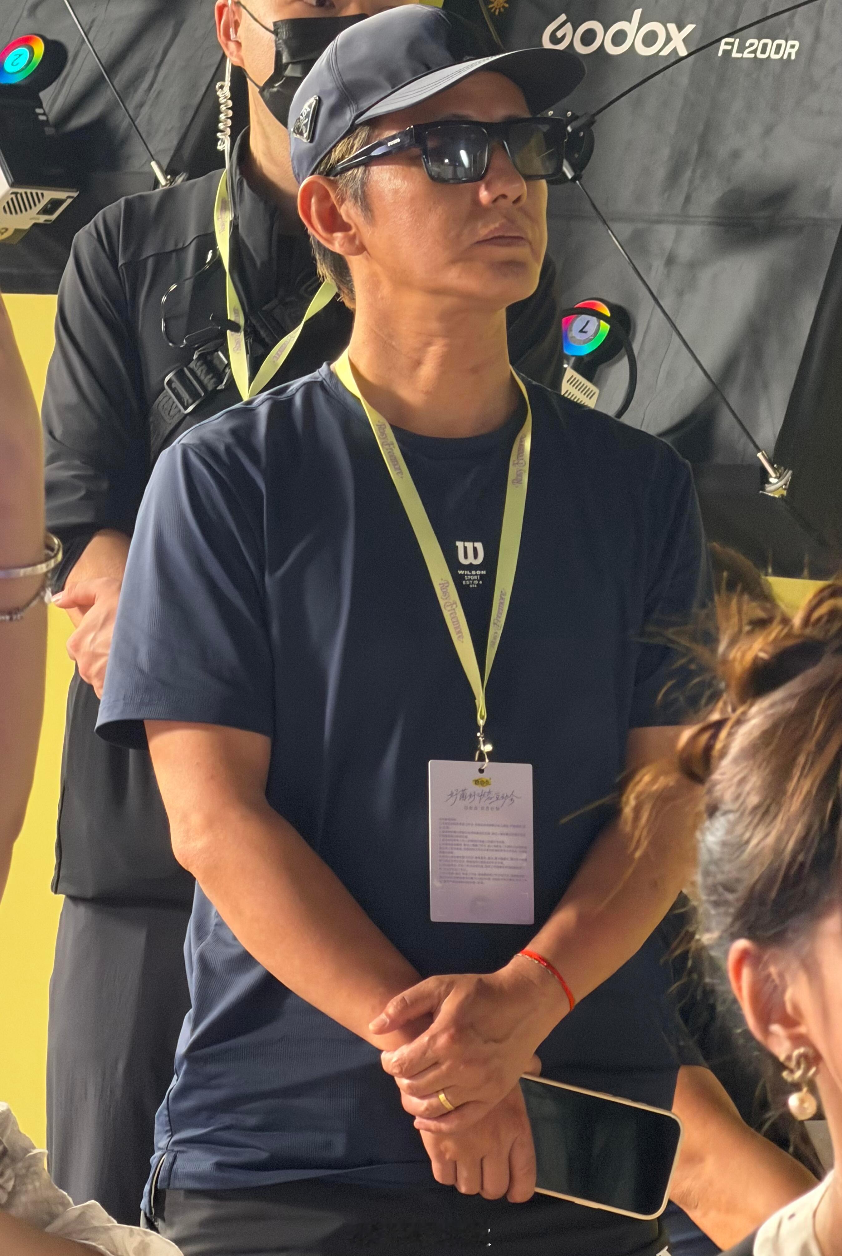 露思爸爸化身保镖被粉丝们发现了