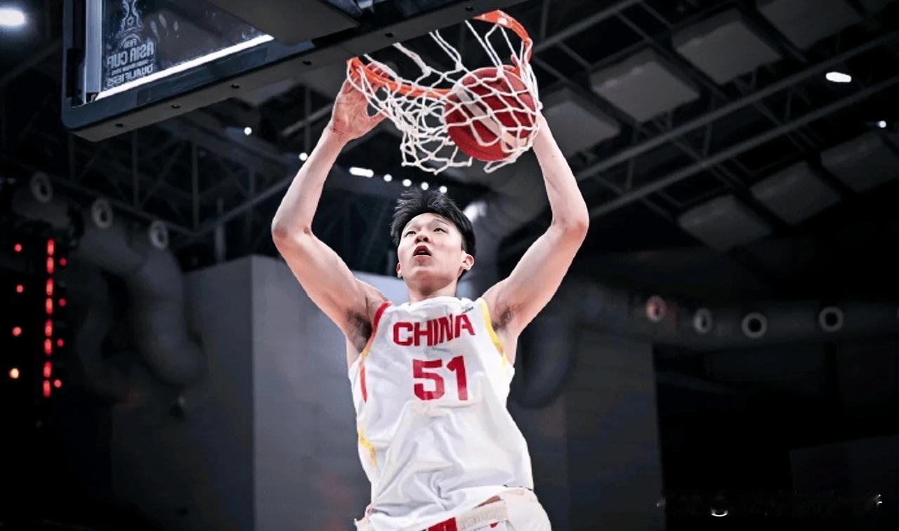 蒙古男篮球迷向中国男篮扔水瓶！在亚洲杯预选赛中国男篮客场对阵蒙古男篮的比赛当中，