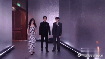 李现这格局，按理说他的咖位应该比魏大勋高吧，但现哥是真的低调，上来就往边边上站，