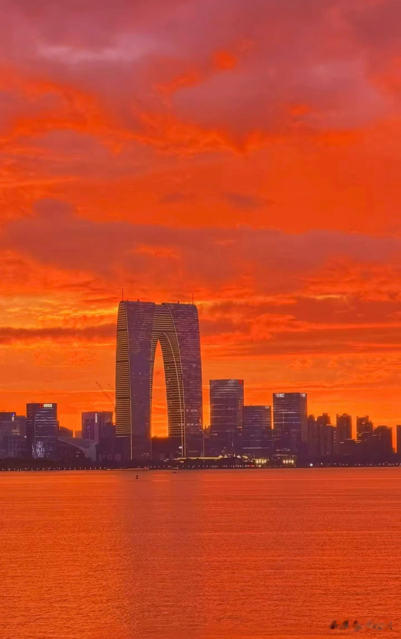夕阳下的大裤衩别有一番视觉感