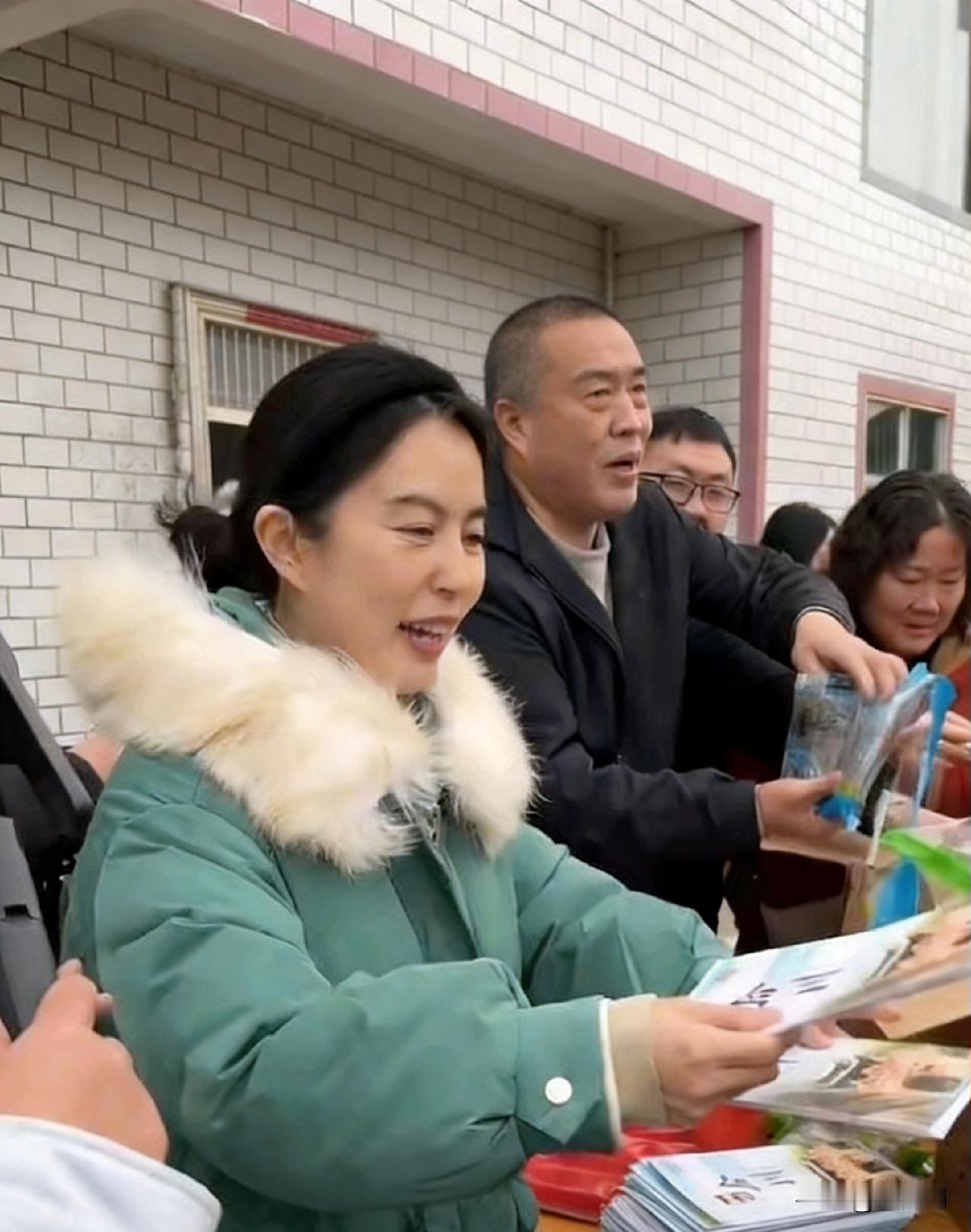 当合川文旅局长因临时救场在镜头前略显紧张时，有人笑她“不从容”，却没人看到这份紧