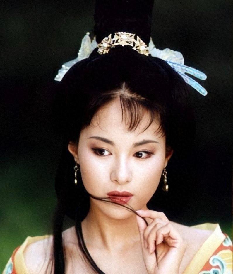 沈傲君，曾因饰演“赛西施”爆红，美貌惊艳无数观众，被封“古装女神”。岁月不饶人，