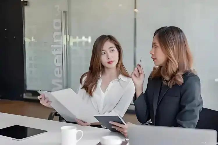 以前有个女同事，已婚，老公不在工作地。我和她关系还挺好，后来她离职了，重新找的工