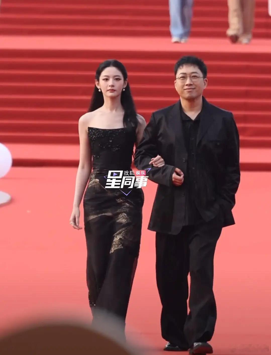 于正赵晴一起走红毯，于正终于找到了把赵晴打造出神颜的办法[捂嘴哭][捂嘴哭][捂