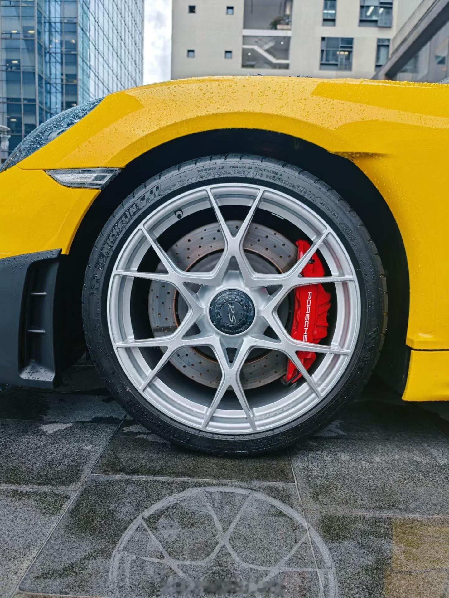 来看看保时捷 718 Spyder RS，这台 4.0 水平对置 6 缸的猛兽，