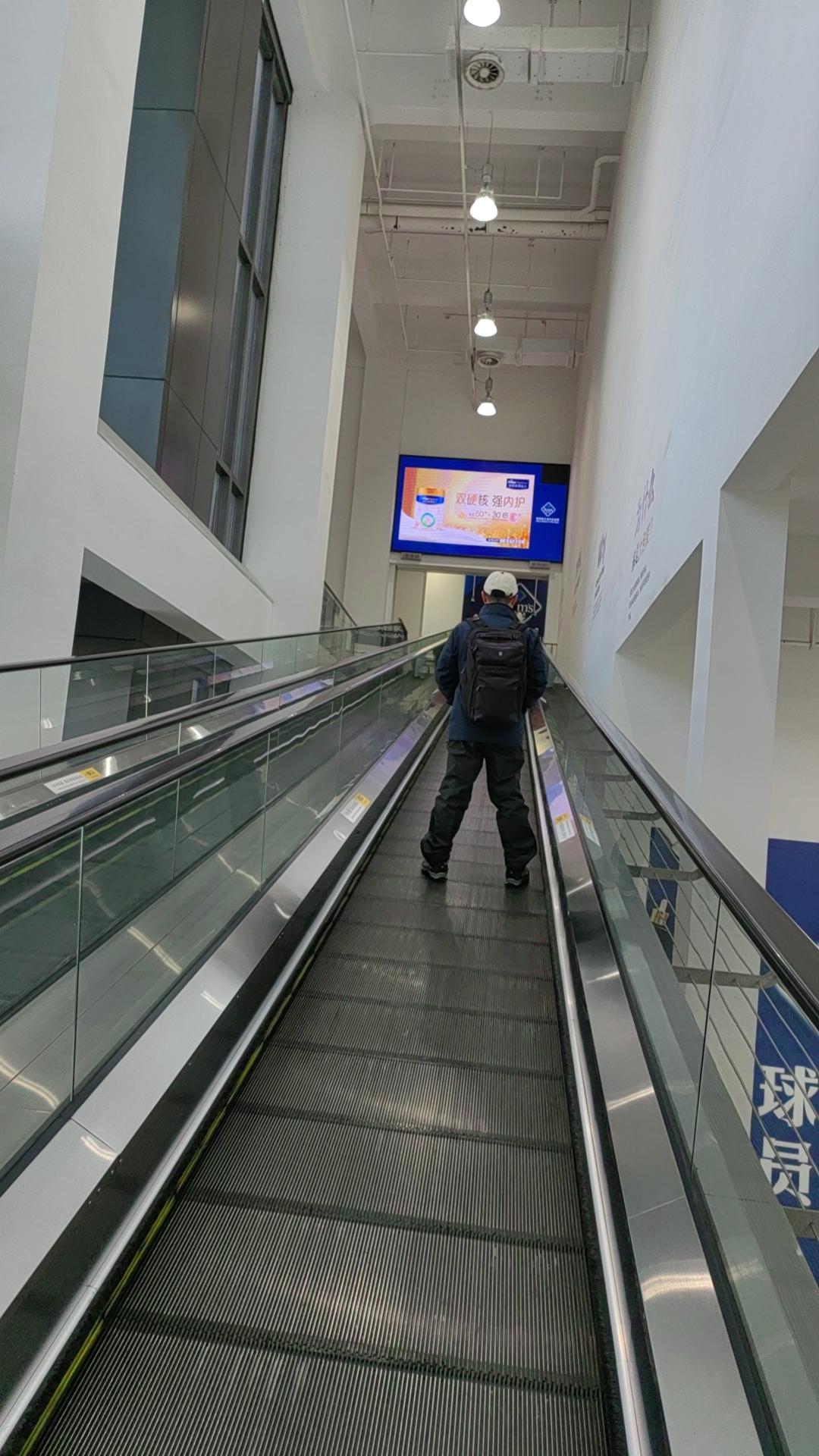 现在真是的，洗个衣服还有这么多讲究，过去洗衣服就是什么“团结牌”肥皂，洗衣粉都没