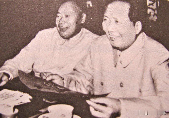 老照片欣赏：  摄于1958年，毛主席和陈毅并排坐在茶桌前开怀大笑，不知是听到了