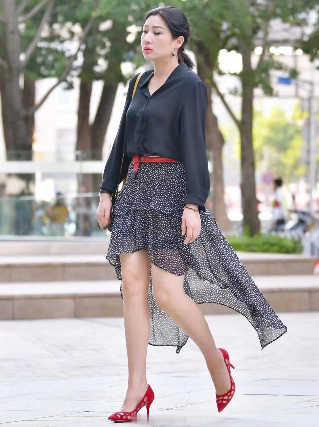 阿姨美拍专注街拍美腿三十年 ​​​
