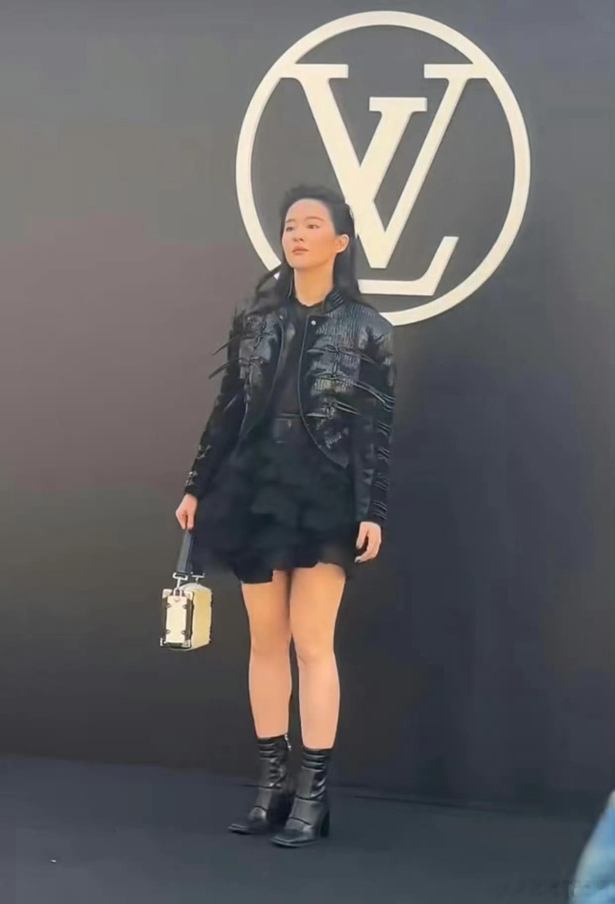 刘亦菲这背头发型想要的是不是章子怡这种感觉？ ​​​