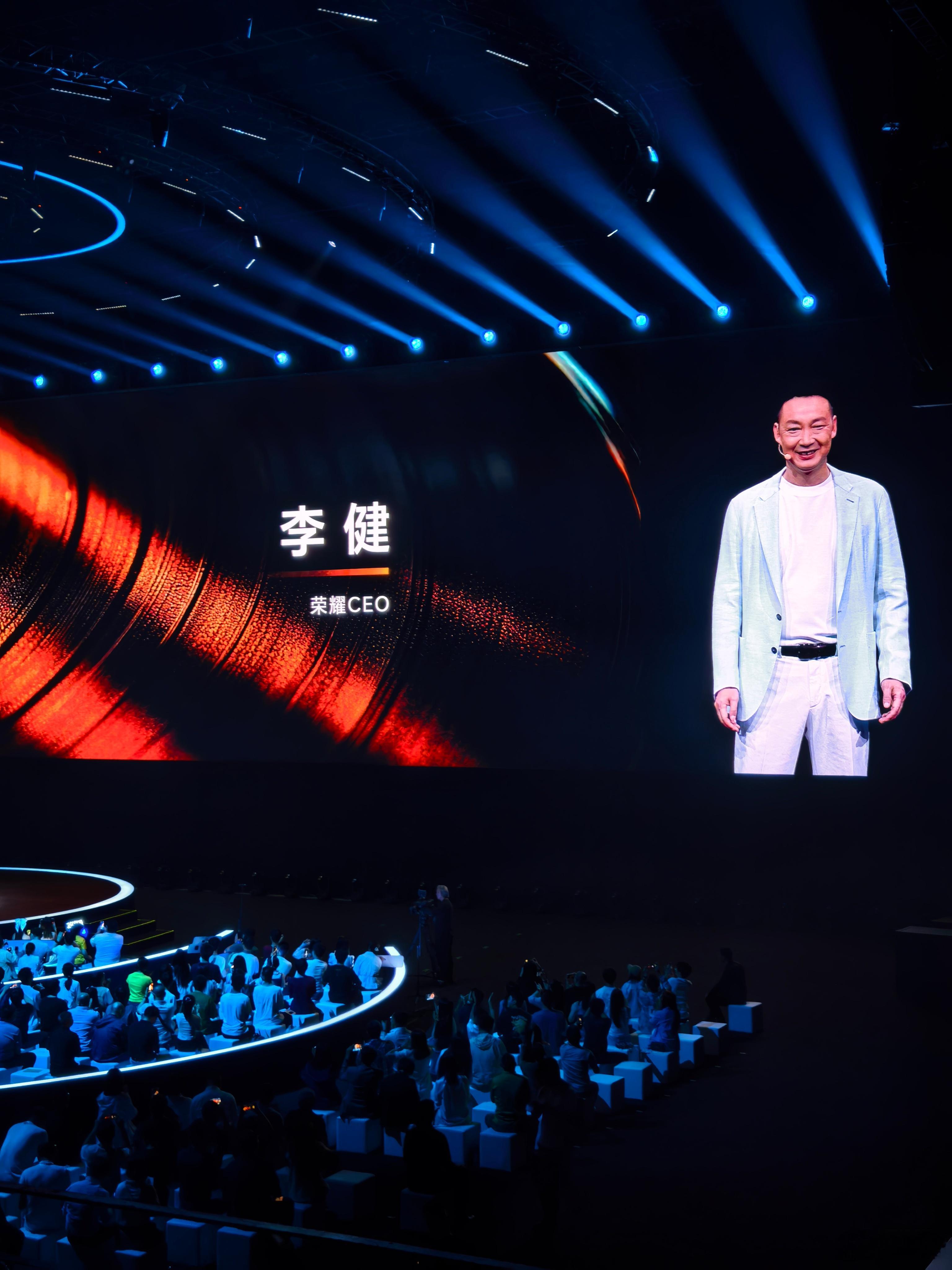 荣耀新CEO李健国内首秀来了，开场还是有点小幽默的哈[哈哈]  ​​​