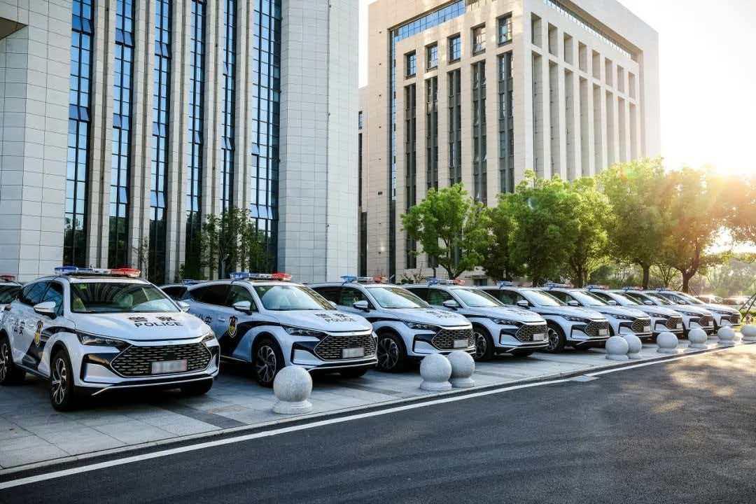 近期，在热门警务纪实节目《守护解放西》第六季中，比亚迪多款车型频繁出镜，成为守护