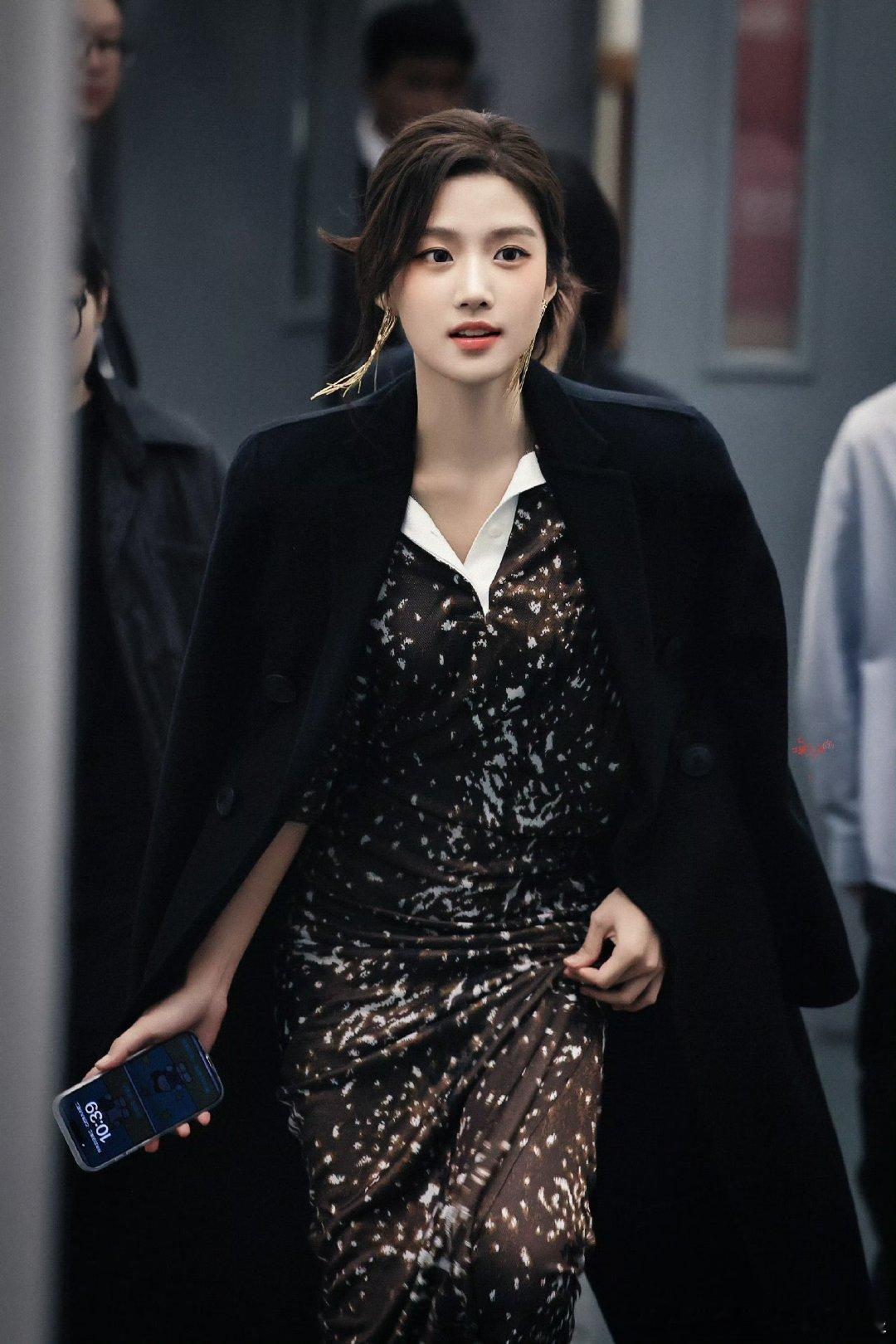 卢昱晓vogue盛典生图卢昱晓Vogue盛典路透杀疯了！鎏金华服配贵气妆容，豪门