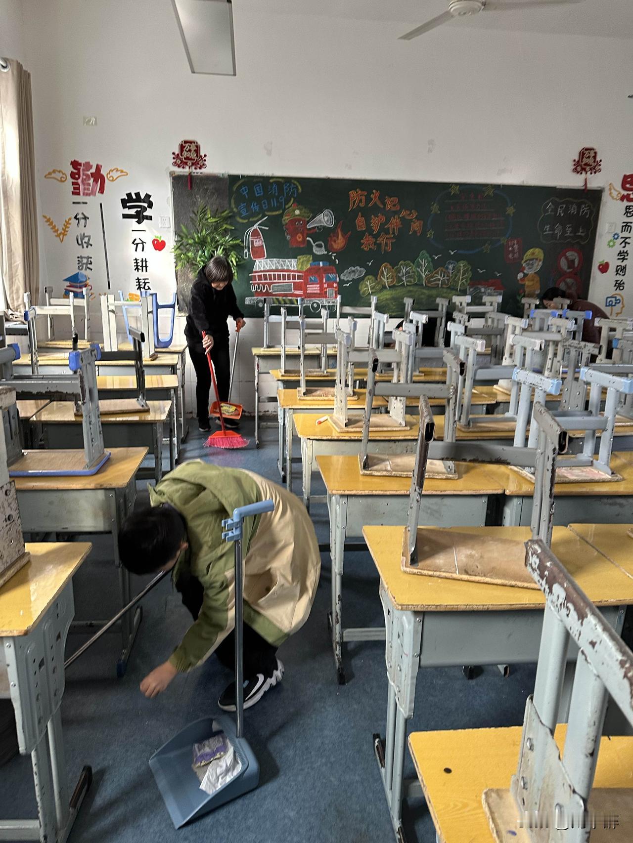 家委会安排家长在周末到班级打扫卫生，乍一听，这事儿还挺不错。
周末，家委会组织家