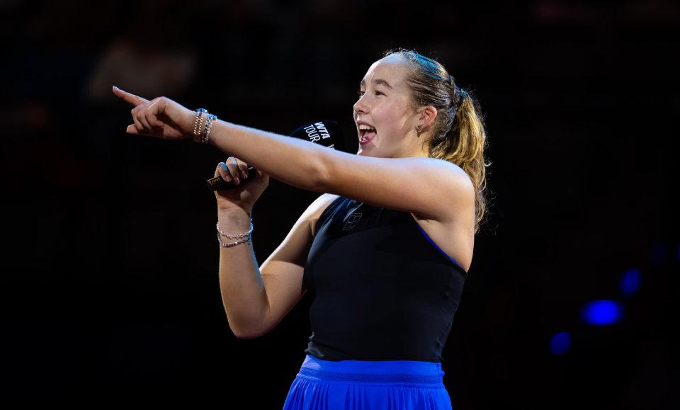 斯瓦泰克首盘第8局率先破了安德列娃发球局，连保带破，连赢3局，以6-3强势拿下第