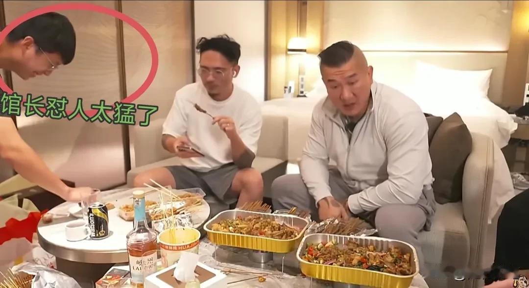 原来馆长的非正式直播才搞笑。

馆长在深圳一天有两次直播，一次是白天的正式直播，