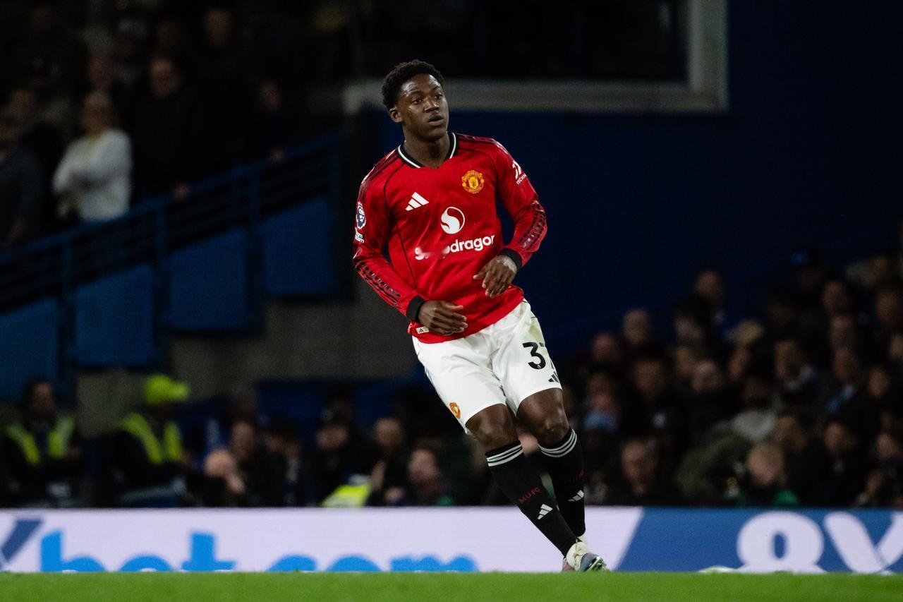 官方：曼联与科比·梅努续约至2031年
21岁的英格兰中场梅努出自曼联青训，20