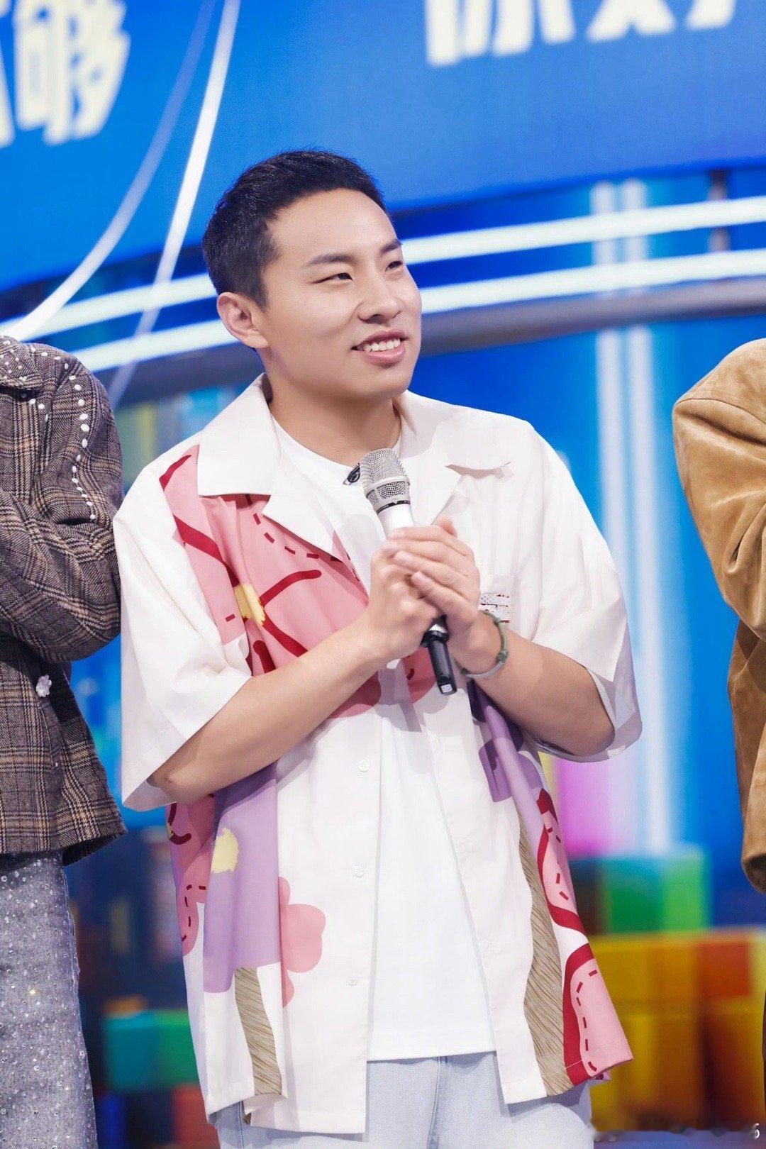 周冬雨没有两个男人为我这样做过 扔飞盘引发的“较量”太绝了！两人抢着回应的样子像