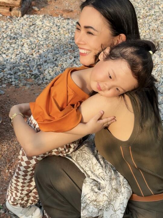 她的发丝都在发光呢