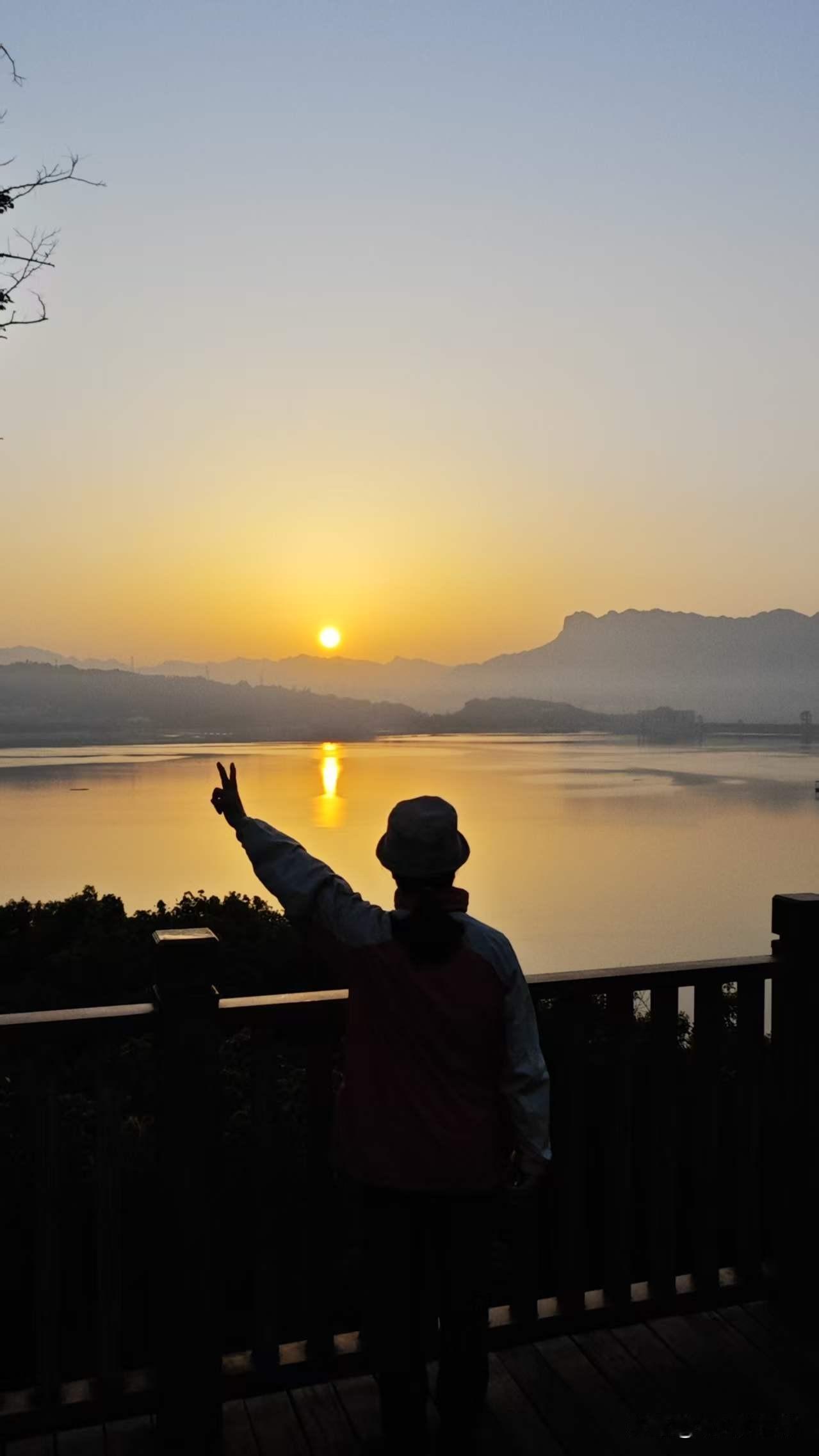 老俩口2026年春季床车自驾游，从南京到重庆途中第五天。

走国道，翻山越岭，看