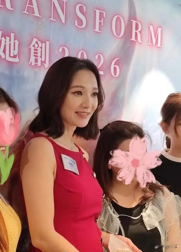 40岁的香港知名花旦挺二胎孕肚首次公开亮相，出席某活动并发表长达一小时的公开演讲