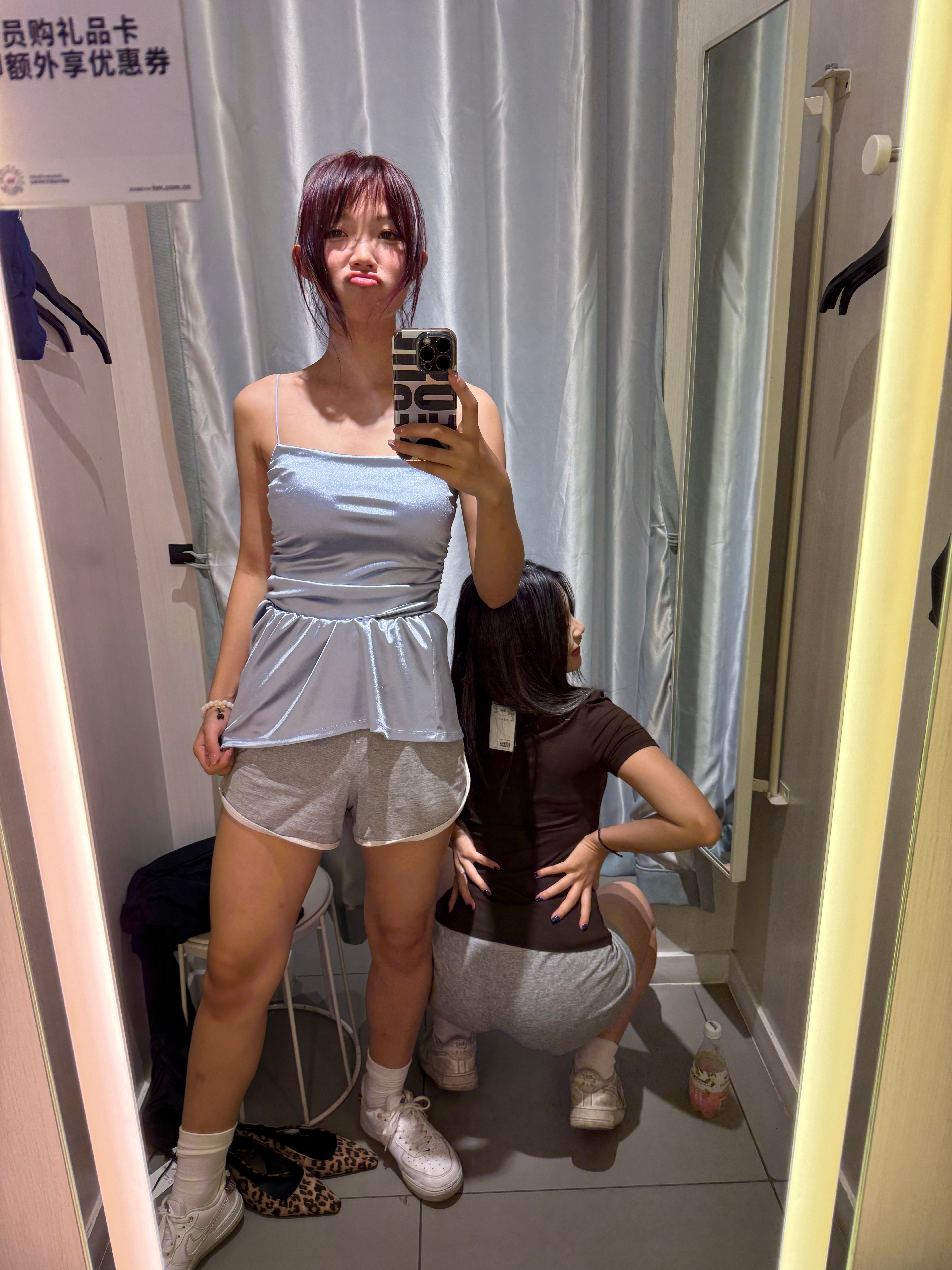 在hm试到了一条好喜欢的小裙裙 可是没有货了 去官网上搜一下也没货了 补药[泪]