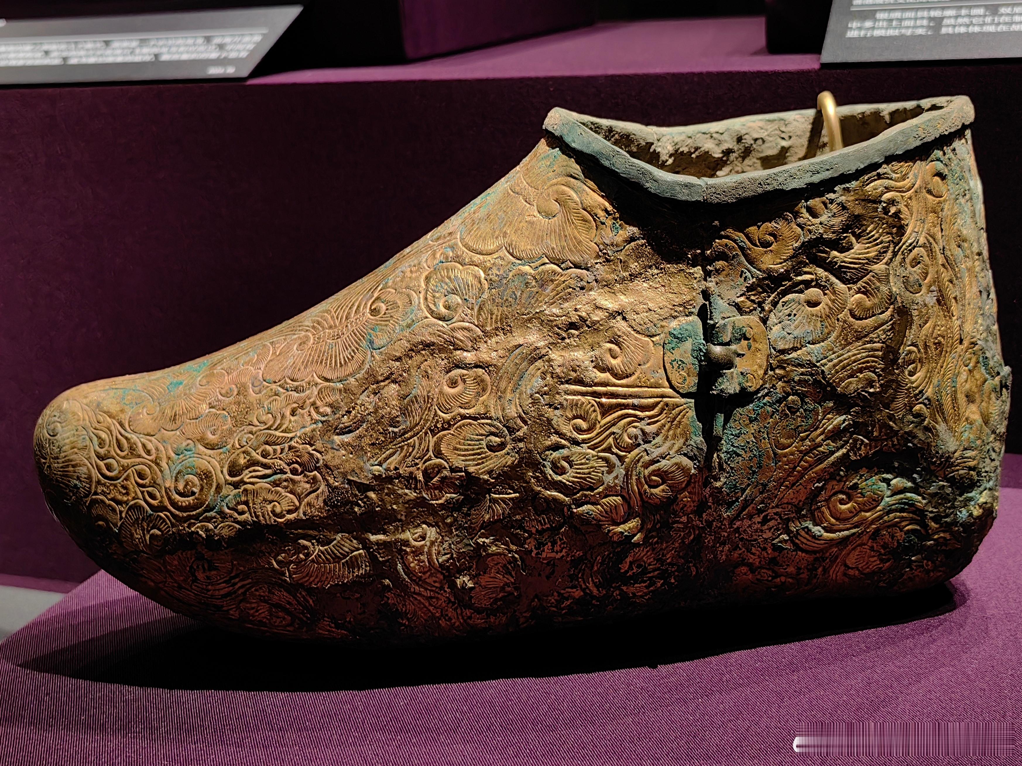 黄金缕-香港故宫文化博物馆藏古代金器 双凤戏珠纹鞋 ｜辽（907-1125年）这