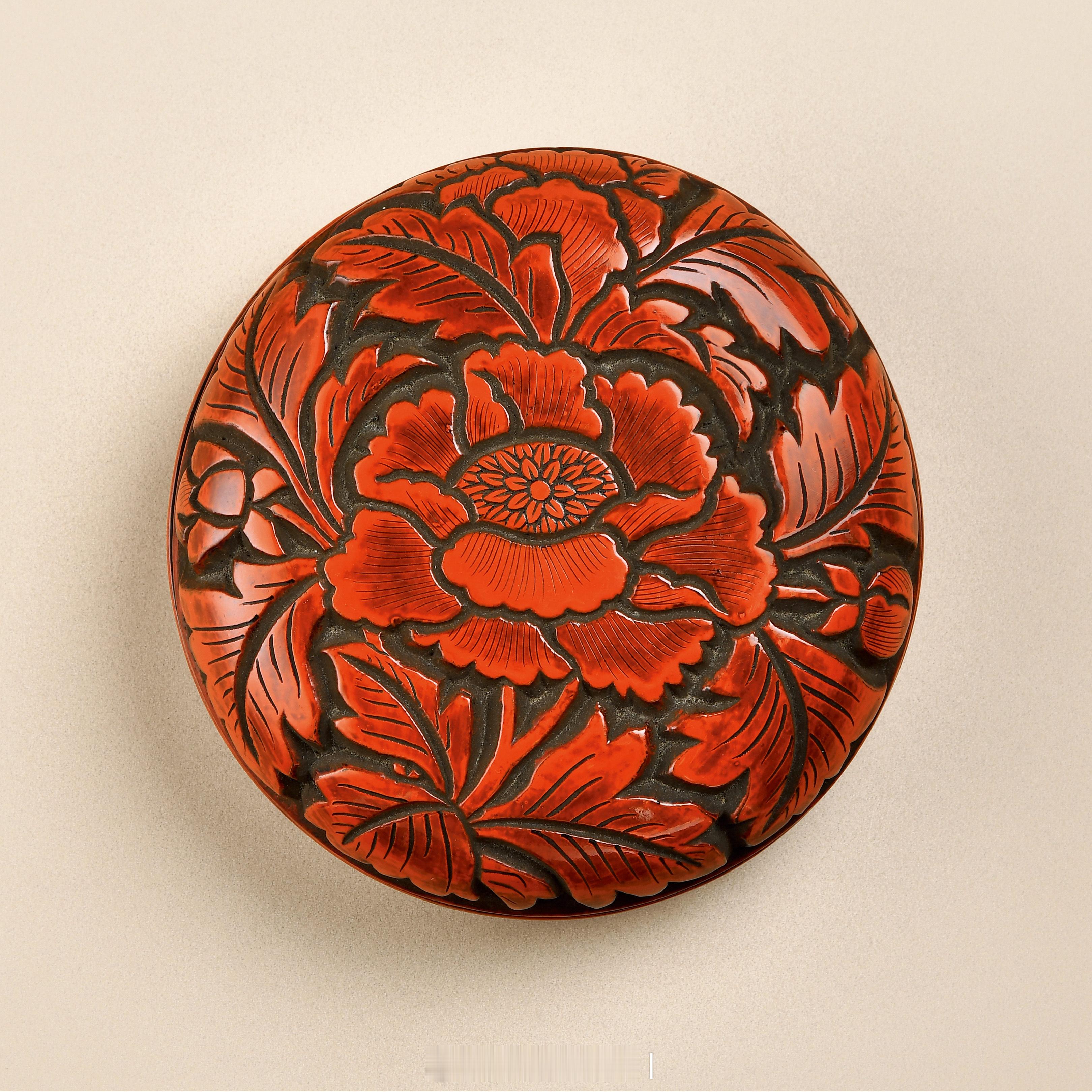 髹饰录 | 明 剔红牡丹纹香盒香盒呈圆形，子母口，浅弧腹，卧足，器型饱满小巧，稳