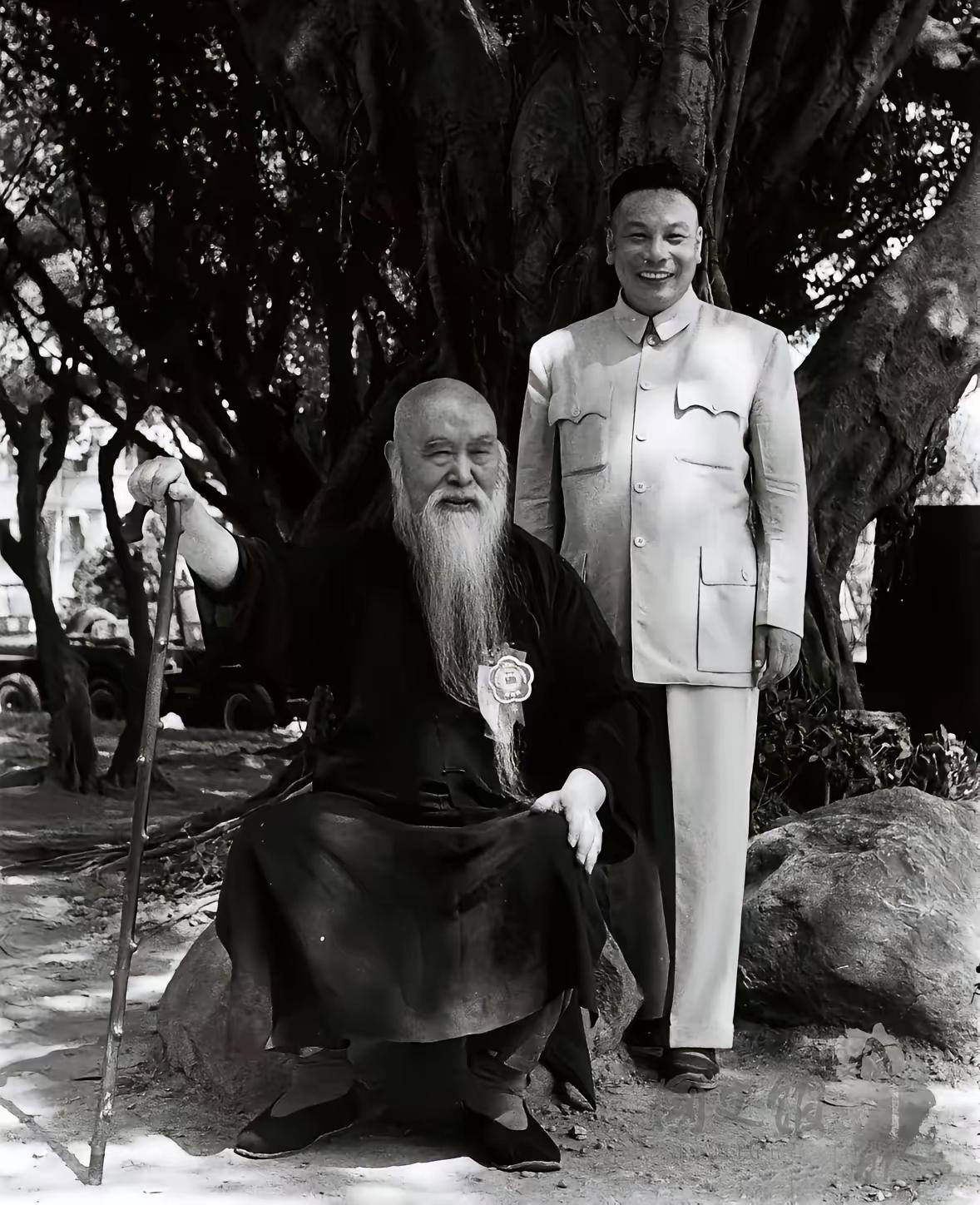 这是1959年，于右任八十寿诞时，特意为蒋经国题写“计利当计天下利，求名应求万世