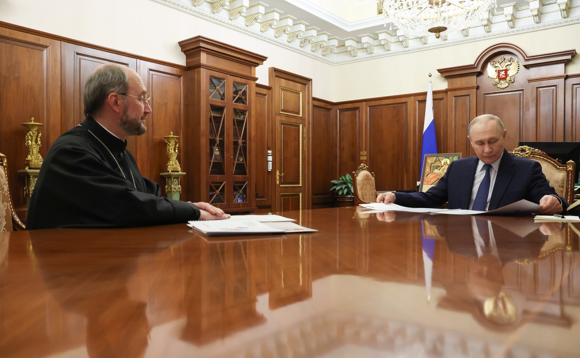 瓦洛佳小朋友  与“善行圈”基金会负责人亚历山大·特卡琴科神父的会面在与“善行圈