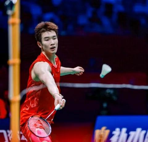 李诗沣涉险过关
中国羽毛球公开赛男单首轮，5号种子李诗沣2-1险胜印度选手拉克什