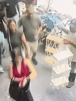 太恐怖了！大街上抢金项链

这个视频中，一对中年夫妻，正悠闲自在走着，突然身后一