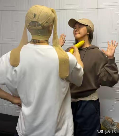 周星驰“打劫”孙燕姿抢演唱会门票，丝袜套头造型“致敬”自己。周星驰曾经邀请孙燕姿