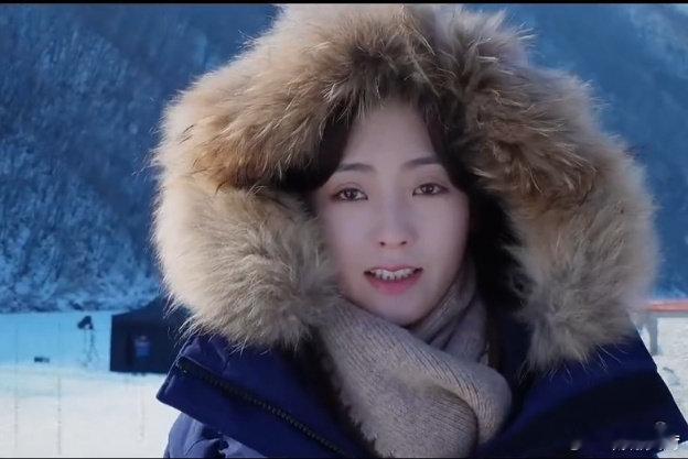 邢菲剧里是警察剧外摇花手  从警服到摇花手，邢菲无缝切换，剧中的严谨与剧外的活泼