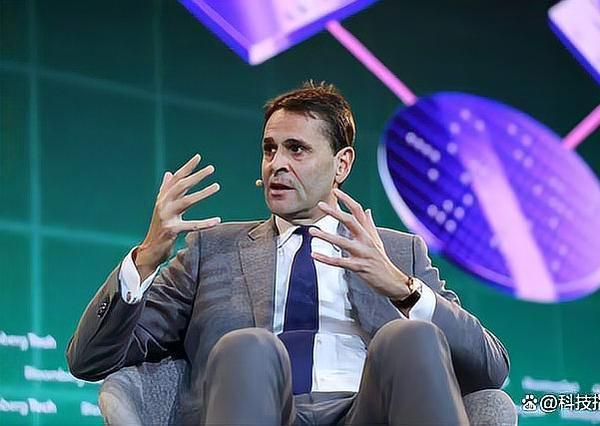 喊着让中国落后10年？阿斯麦这波操作纯纯心虚了！
 
阿斯麦CEO放话要让中国光