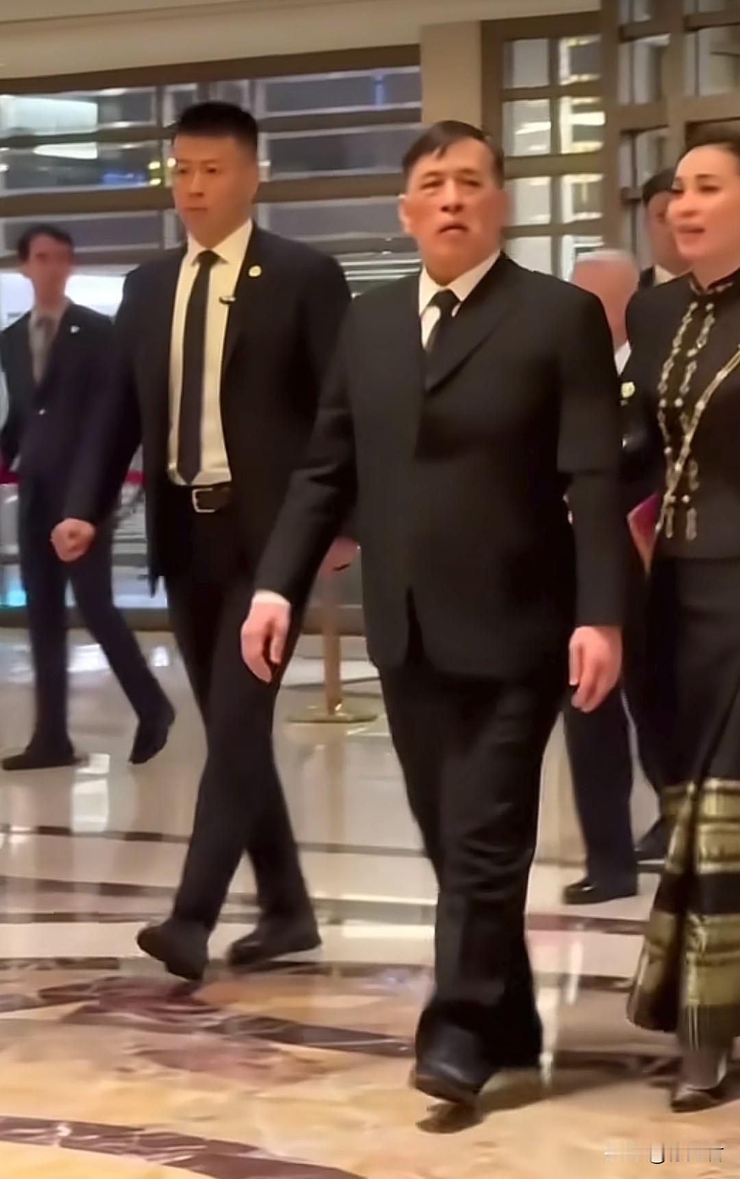 泰王身旁的贴身保镖大概率是中方派遣，恰似李连杰曾出演的《中南海保镖》里的角色，必
