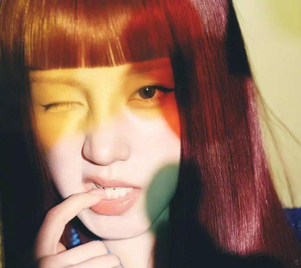 文亦娱乐宋雨琦解锁多元潮搭 红发齐刘海造型灵动吸睛 