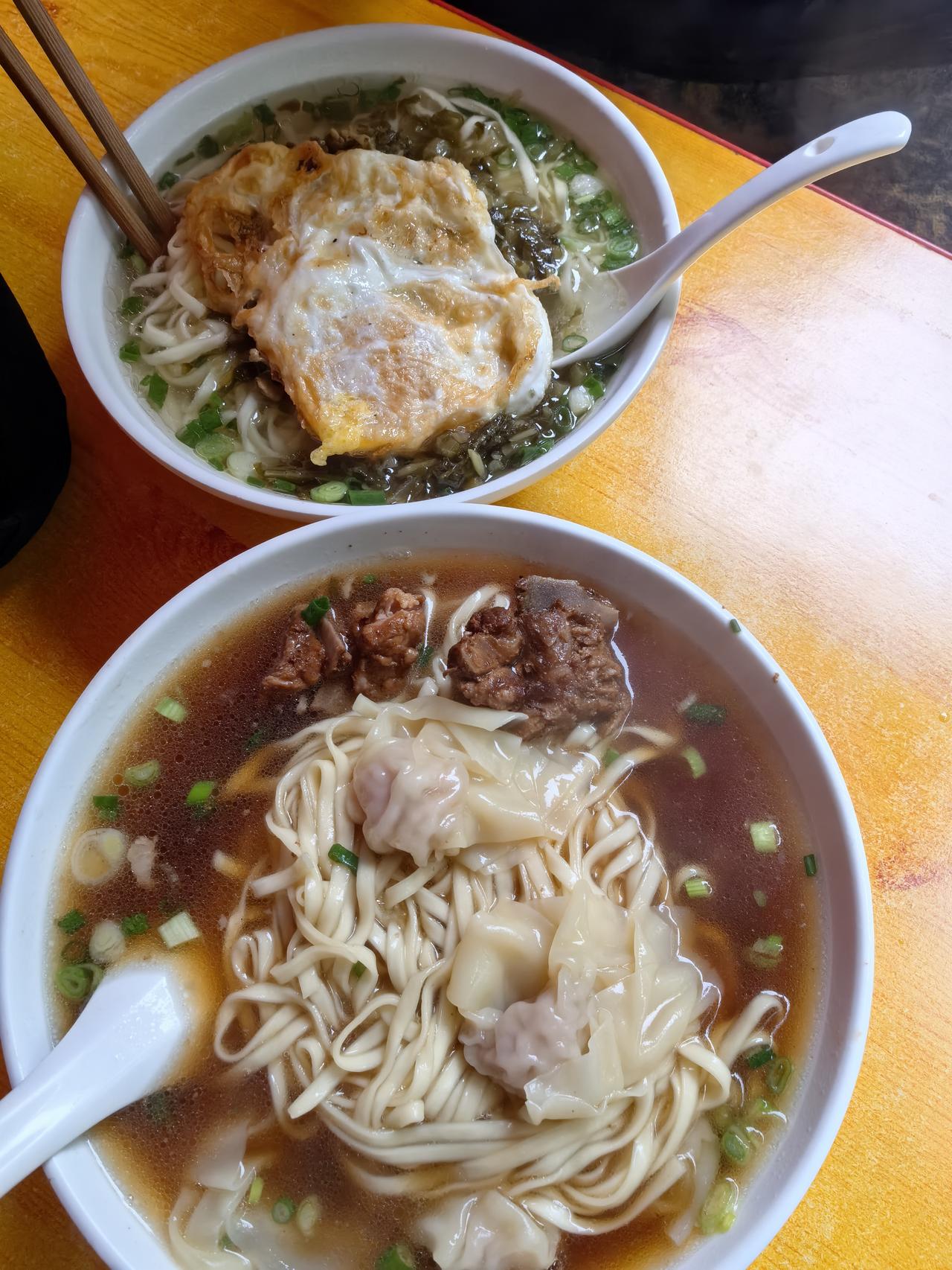 加小排，加馄饨的豪华版面条
      天气难得放晴，早饭也没吃赶紧去江边拉个五