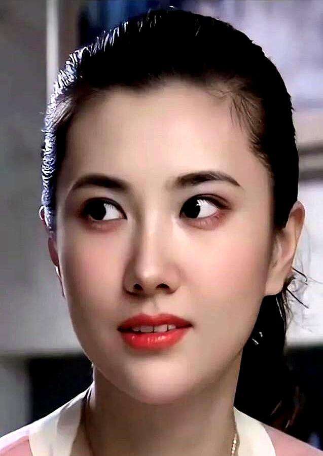 同龄人在综艺里诉苦没戏时，边潇潇在静安的院子里修枝剪草。
45岁，2000万全款