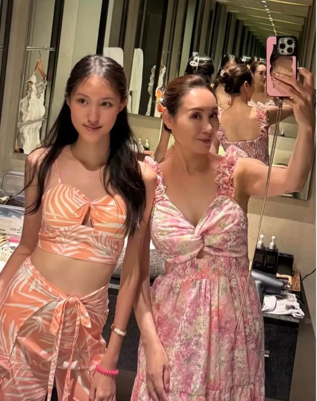 57岁郭可盈和老公林文龙带女儿到普吉岛度假，16岁女儿林天若已经长得亭亭玉立，母