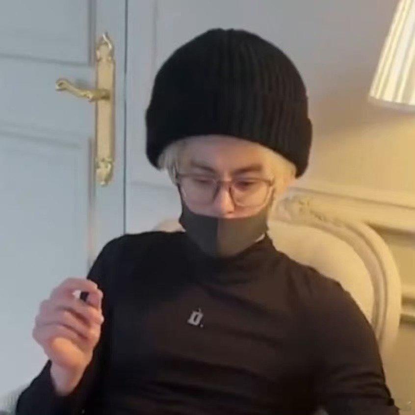 王鹤棣无中生帽王鹤棣帽子特效亲爱的客栈王鹤棣无中生帽也太有综艺感，后期加得太灵魂