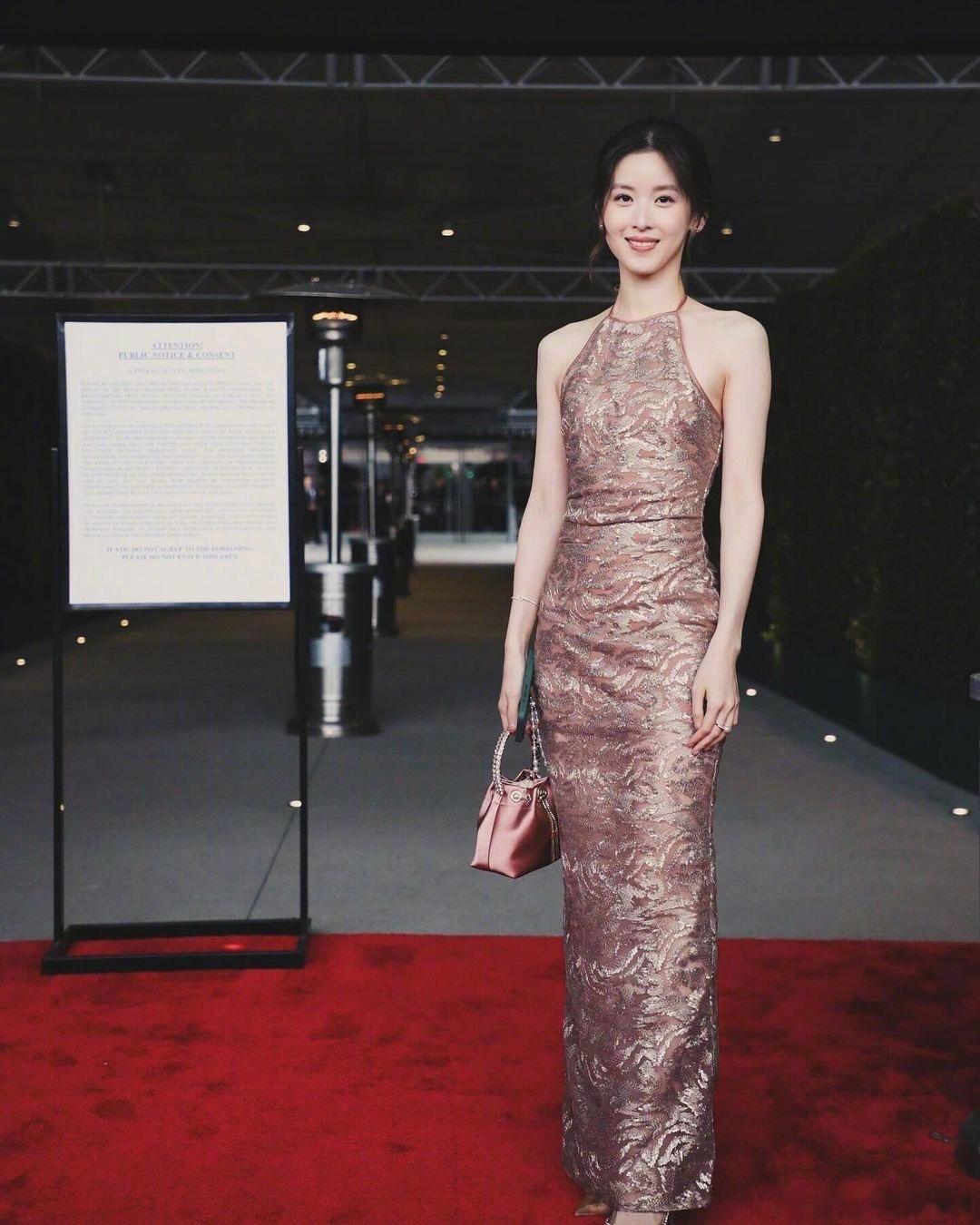 奶茶妹妹还是一如既往的漂亮，实力与智慧并存，妥妥的人生赢家！#章泽天家族病史# 