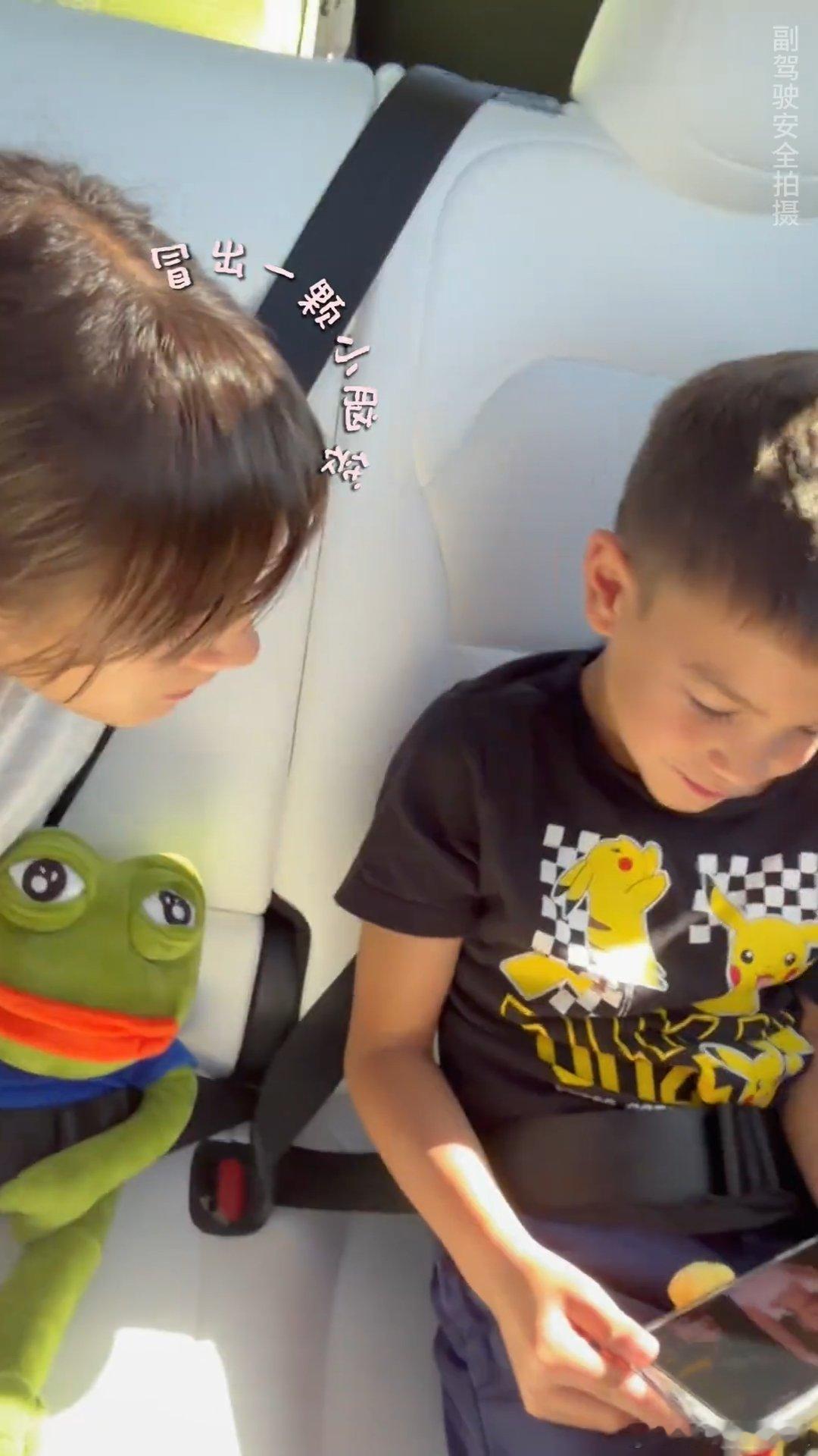 江语晨给孩子们看自己一公舞台江语晨给孩子们看一公舞台 江语晨给孩子们看一公舞台，