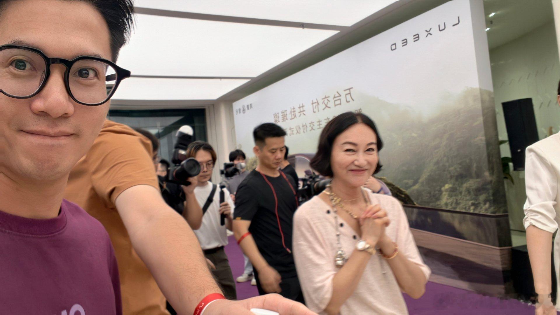 今天来深圳出席鸿蒙智行智界V9的交付活动。一不小心遇到3位顶流，一个香港著名演员
