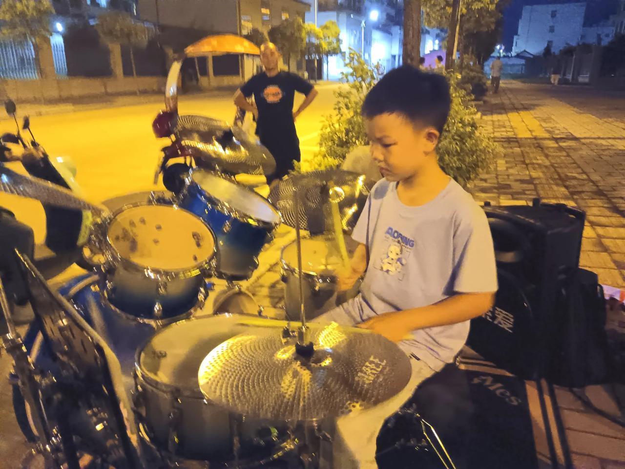 夜鼓童心  小手敲响星辰乐章
       当夜幕像一块温柔的绒布，悄悄盖在商城
